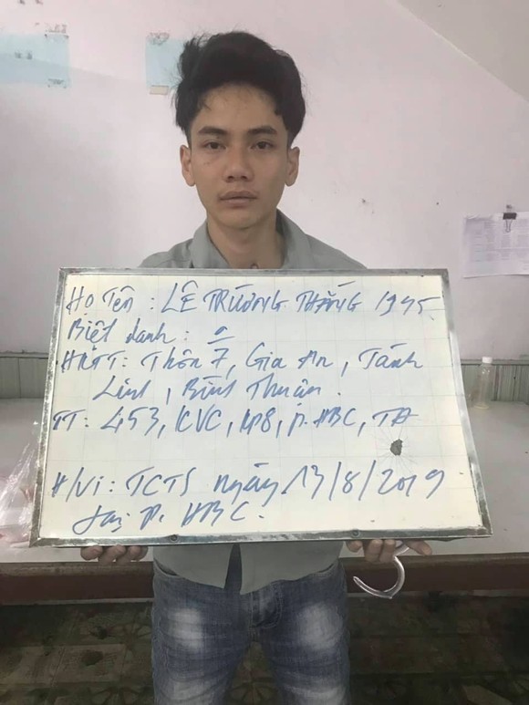 Chủ quán ốc vỉa hè đột nhập cửa hàng điện thoại di động FPT trộm gần 300 triệu đồng ảnh 1