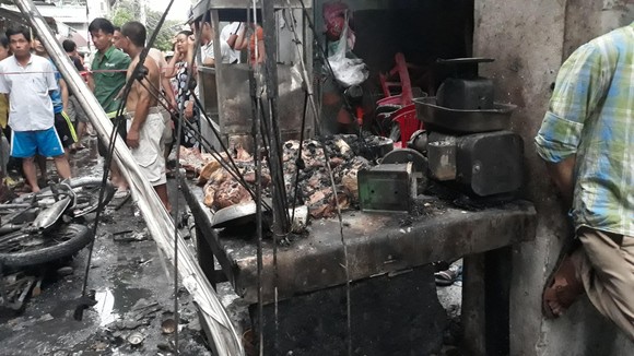 Xe máy giao gas ngã xuống đường, lửa bùng lên thiêu rụi 6 kiốt ảnh 6