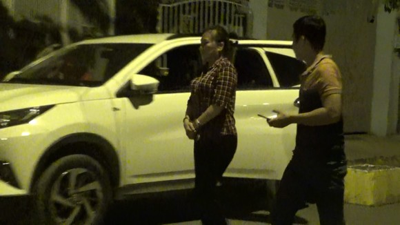 Công an khám xét nơi ở của băng nhóm chuyên dàn cảnh móc túi hành khách đi xe buýt ở TPHCM ảnh 2