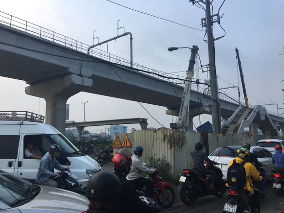Xe container kéo sập dầm bê tông của công trình hầm chui xa lộ Hà Nội ảnh 3