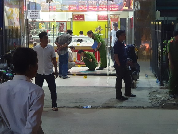 Công an TPHCM thông tin bắt 3 nghi can cướp tiệm vàng ở huyện Hóc Môn ảnh 1