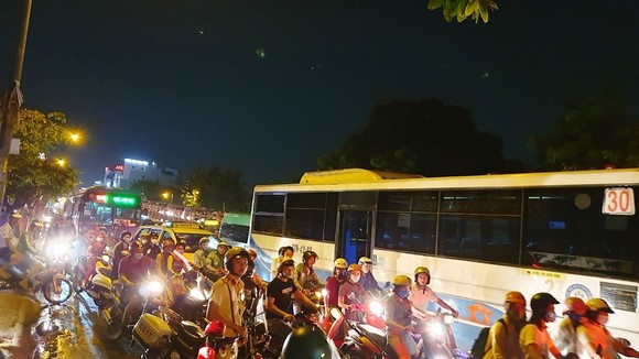 Cháy xe khách, giao thông ùn ứ kéo dài ở quận Tân Bình ảnh 6