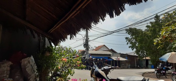 Thứ trưởng Bộ Công an tới hiện trường nơi công an vây bắt kẻ nổ súng ở Củ Chi ảnh 16