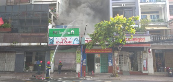 Cháy ở căn nhà trên đường Cách Mạng Tháng 8, quận 3 ảnh 1