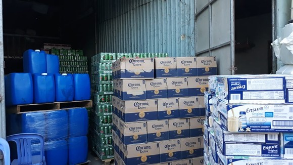 Đột kích kho hàng trên quốc lộ 1 chứa lượng lớn sữa Ensure và bia không rõ nguồn gốc ảnh 5