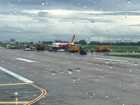 Máy bay Vietjet hạ cánh lệch đường băng ở sân bay Tân Sơn Nhất ảnh 1