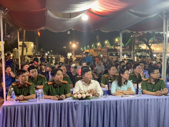 Người dân tự nguyện giao nộp vũ khí cho lực lượng công an ở chợ đầu mối Thủ Đức ảnh 1