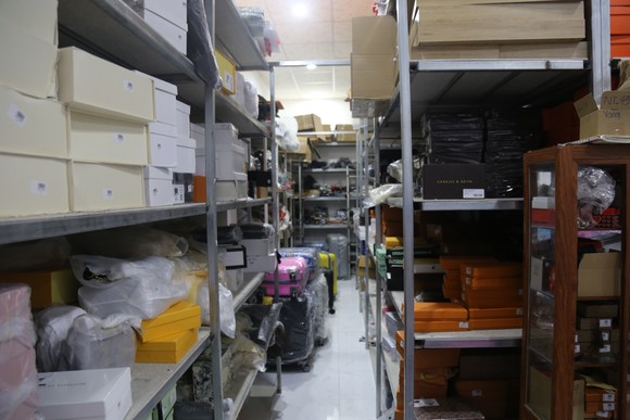 Phát hiện kho hàng hiệu nước ngoài không rõ nguồn gốc ảnh 8