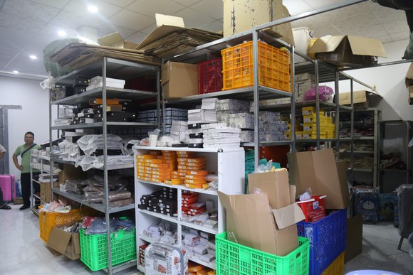 Phát hiện kho hàng hiệu nước ngoài không rõ nguồn gốc ảnh 11