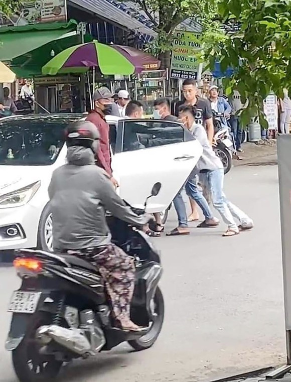 Khởi tố nhóm “giang hồ” bắt giữ người trái pháp luật, đập phá ô tô tại quận Gò Vấp ảnh 1