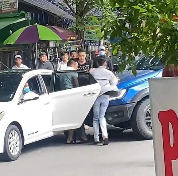 Khởi tố nhóm “giang hồ” bắt giữ người trái pháp luật, đập phá ô tô tại quận Gò Vấp ảnh 2
