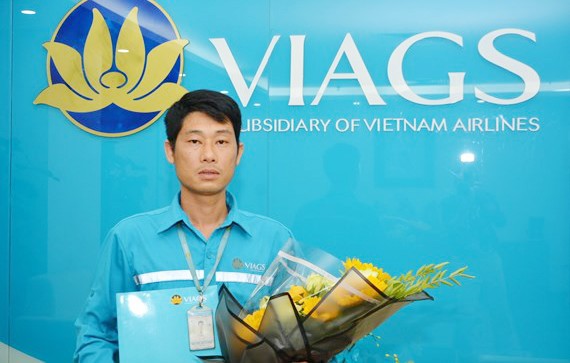 Bộ trưởng gửi thư khen nhân viên sân bay trả lại khách 1,1 tỷ đồng bỏ quên ảnh 1