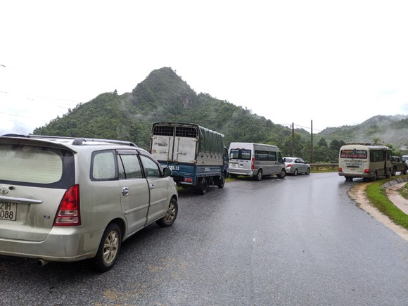 Quốc lộ 32 sạt lở, hàng trăm xe ô tô nối đuôi nhau nằm chờ ảnh 1