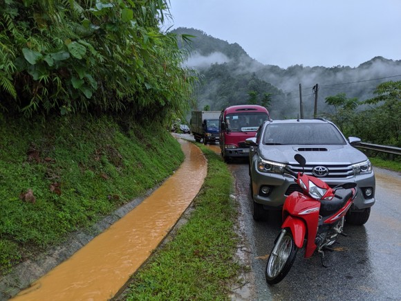 Quốc lộ 32 sạt lở, hàng trăm xe ô tô nối đuôi nhau nằm chờ ảnh 7