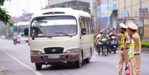 Căng mình làm nhiệm vụ dưới sức nóng hơn 40°C ảnh 3