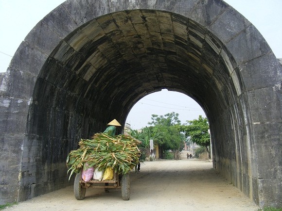 Thành Nhà Hồ - Đá truyền lời tiền nhân ảnh 3