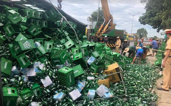 Xe chở vỏ bia lật nhào, người dân nhiệt tình giúp tài xế thu gom ảnh 1