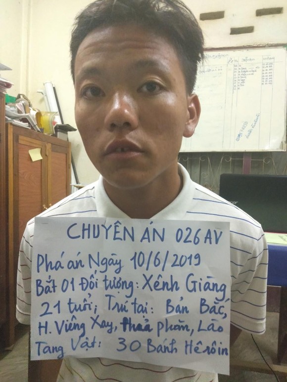 Bắt đối tượng đang vận chuyển 30 bánh heroin ảnh 1