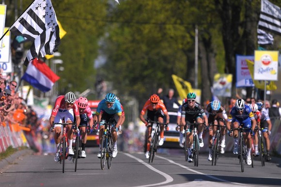 Xe đạp: Kèn cựa nhau trên đường đua, Alaphilippe và Fuglsang để Van der Poel thắng Amstel Gold Race ảnh 9