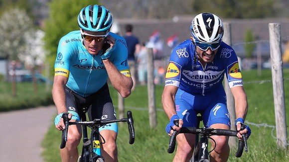 Xe đạp: Kèn cựa nhau trên đường đua, Alaphilippe và Fuglsang để Van der Poel thắng Amstel Gold Race ảnh 8