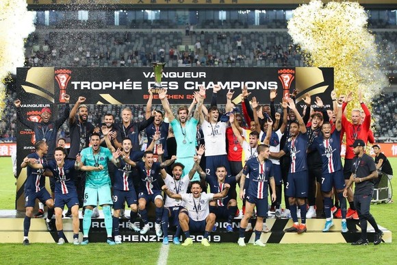 Ăn mừng Siêu Cúp nước Pháp lần thứ 9 cùng PSG, Neymar bị… Mbappe đẩy ra khỏi đội hình chụp ảnh ảnh 2