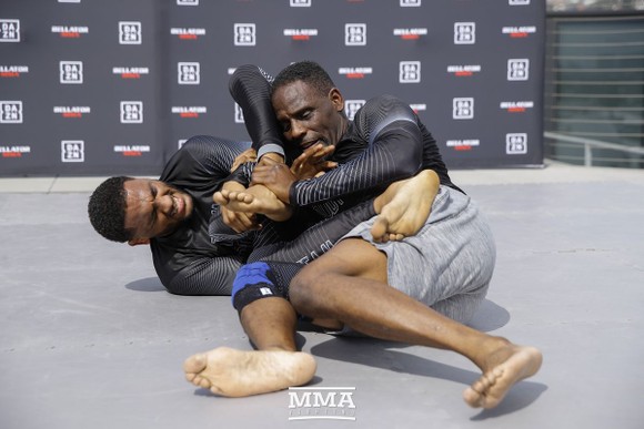 MMA Bellator 228: Hổ phụ sinh sư tử - McKee cha thắng KO hiệp 2, McKee con thắng KO ngay giây thứ 8 ảnh 1