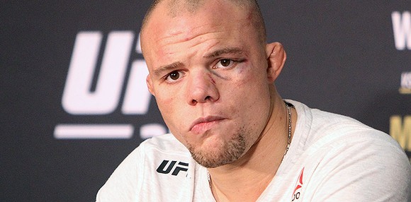 UFC Fight Night (Jacksonville): Võ sĩ 40 tuổi xin lỗi đối thủ khi đang ra đòn khốc liệt, thắng thêm phần thưởng 50 ngàn USD ảnh 1