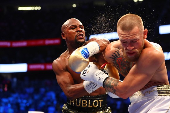 Được Mike “thép” khen ngợi màn trình diễn khi đấu với “Money” Mayweather, “Gã điên” McGregor hào hứng nói về “chương tiếp theo” giữa 2 người ảnh 2