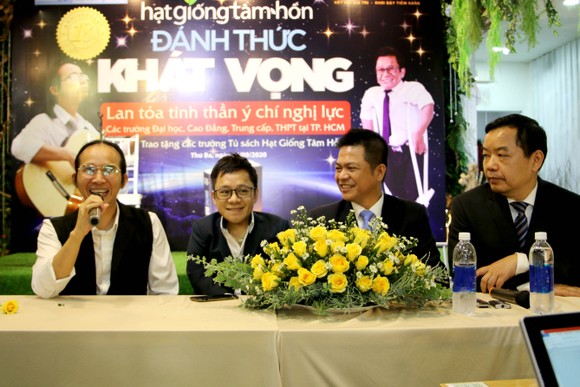 Trao tặng tủ sách “Hạt giống Tâm hồn” cho 30 trường học tại TPHCM ảnh 1