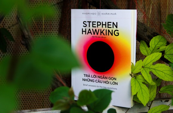 Cuốn sách cuối cùng của nhà vật lý thiên tài Stephen Hawking ra mắt bạn đọc Việt Nam ảnh 1