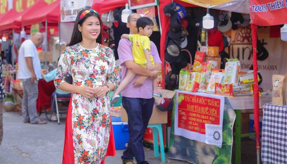 Người đẹp điền kinh Lê Thị Mộng Tuyền thướt tha trong tà áo dài truyền thống du xuân ảnh 5