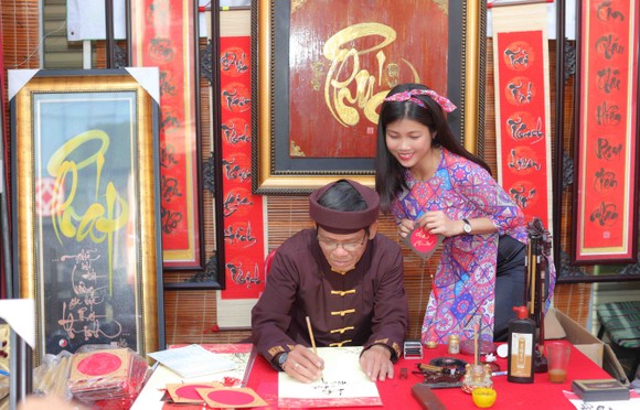 Người đẹp điền kinh Lê Thị Mộng Tuyền thướt tha trong tà áo dài truyền thống du xuân ảnh 7