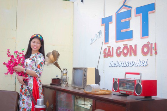 Người đẹp điền kinh Lê Thị Mộng Tuyền thướt tha trong tà áo dài truyền thống du xuân ảnh 10
