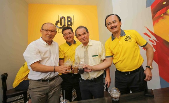 Kiều Trinh, Xuân Trường, Văn Thanh… hội ngộ ở điểm bán thứ 100 của cà phê Ông Bầu ảnh 2