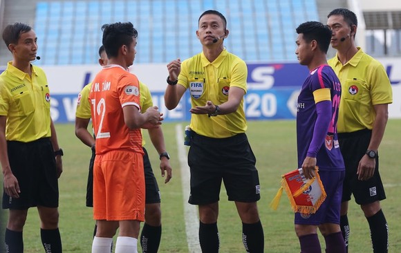 Làm sao để vấn nạn trọng tài không còn là mối ‘đe dọa’ của các CLB? ảnh 1