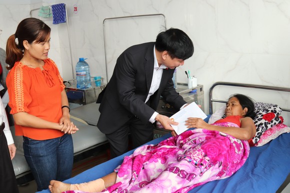 Đắk Lắk tặng 3.000 suất quà, 7 tấn quần áo cho gia đình chính sách, khó khăn ảnh 1