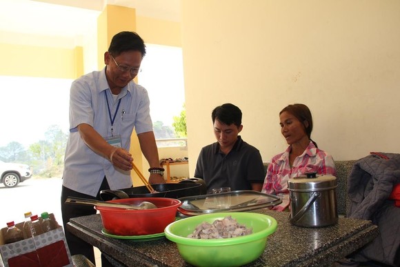 Giáo viên vùng cao nấu cơm trưa miễn phí cho học sinh ảnh 2