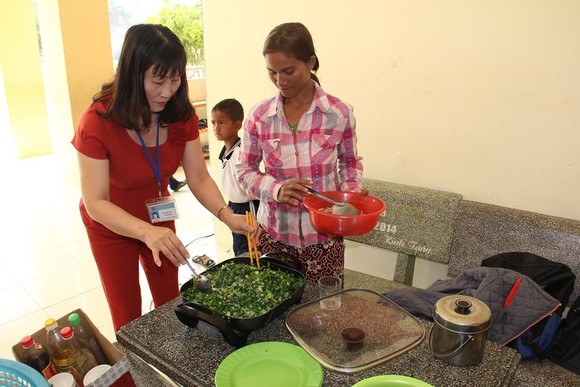 Giáo viên vùng cao nấu cơm trưa miễn phí cho học sinh ảnh 3