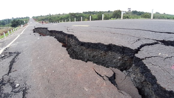 Khoanh vùng vị trí hư hỏng trên con đường 250 tỷ đồng chưa bàn giao đã nát ảnh 1