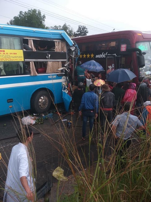 Hai xe khách tông nhau, 7 người bị thương ảnh 1