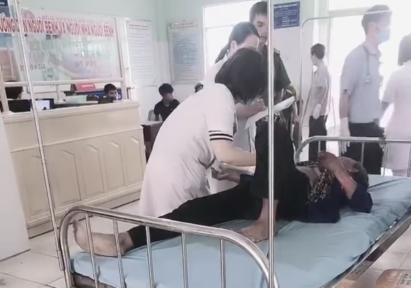Xe khách lật vực sâu, ít nhất 5 người chết, hàng chục người bị thương ảnh 8