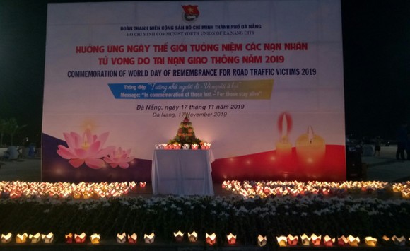 Đà Nẵng: 1000 hoa đăng tưởng niệm nạn nhân tử vong TNGT ảnh 7