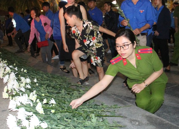 Đà Nẵng: 1000 hoa đăng tưởng niệm nạn nhân tử vong TNGT ảnh 6