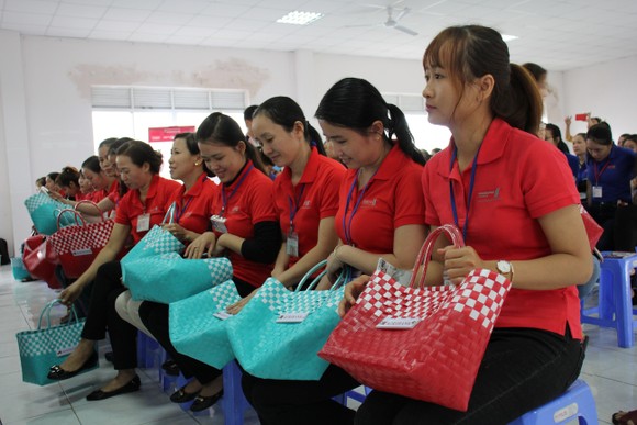 Tặng 1000 giỏ xách đi chợ cho nữ công nhân ảnh 2