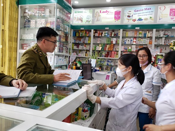 "Khẩu trang không bán, vui lòng lấy một cái nếu cần" ảnh 4