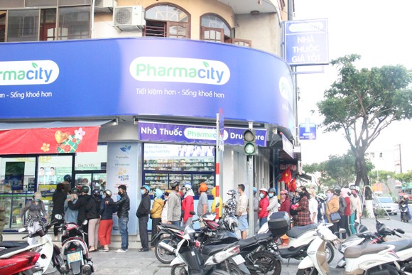 Người dân Đà Nẵng xếp hàng trật tự chờ mua khẩu trang phòng dịch ảnh 1