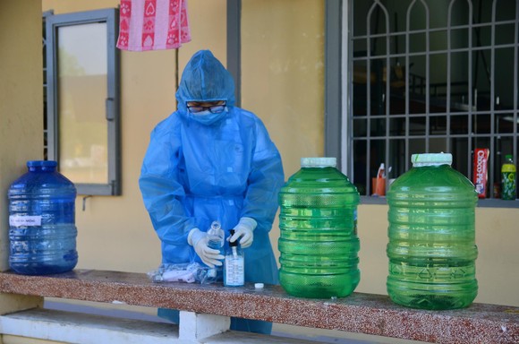Đà Nẵng: Thăm, tặng quà đội ngũ y, bác sỹ, nữ công dân tại khu cách ly nhân ngày 8-3 ảnh 3