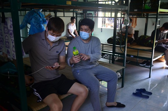 Đà Nẵng: Thăm, tặng quà đội ngũ y, bác sỹ, nữ công dân tại khu cách ly nhân ngày 8-3 ảnh 5