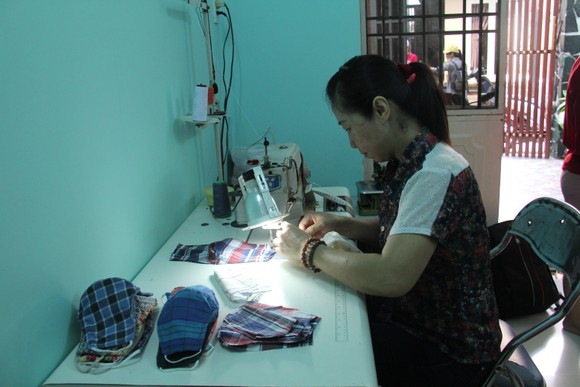 Phụ nữ Đà Nẵng tự may và phát khẩu trang miễn phí ảnh 3