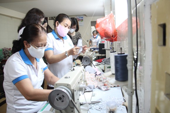 Phụ nữ Đà Nẵng tự may và phát khẩu trang miễn phí ảnh 1